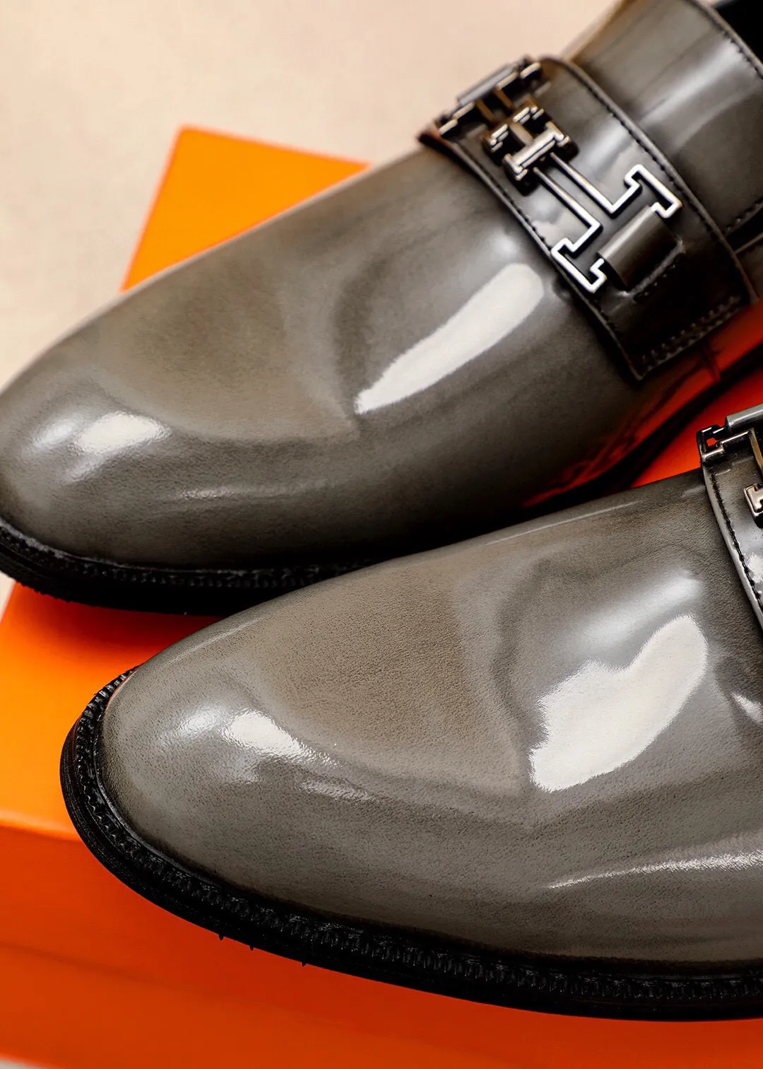 Men's shoes 💰460 💐 Product trademark: HERMES "Hermès" casual leather shoes Regular size: 38-44 (45🉑️customized) Product materials: Selected imported first-layer open-edge beaded cowhide upper, imported water-dyed 🐂 cowhide lining. Strong three-dimensional visual effect, combined outsole Color: 2⃣️colors available